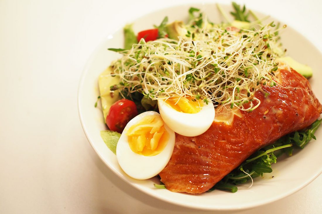 Täyttävä ja raikas savulohisalaatti Inka I